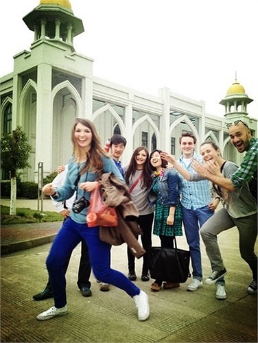 Đại học Nghiên cứu Quốc tế Thượng Hải (SISU) Đây là cơ sở uy tín và có bề dày về các ngành đào tạo nghiên cứu nước ngoài. Các nữ sinh viên chuyên ngữ luôn có diện mạo thanh lịch, năng động, đặc biệt là ở SISU