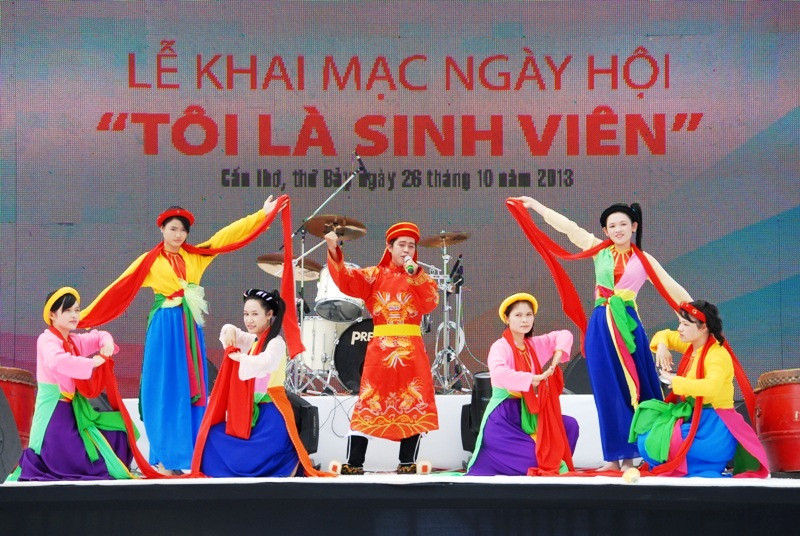  Tiếp đến là các màn văn nghệ sinh viên nhưng được trình diễn rất chuyên nghiệp