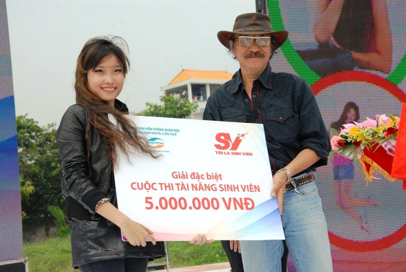 Và đây là người đoạt giải đặc biệt của phần thi tài năng sinh viên. Tiết mục này sẽ được tham gia đêm nghệ thuật vào buổi tối cùng ngày.