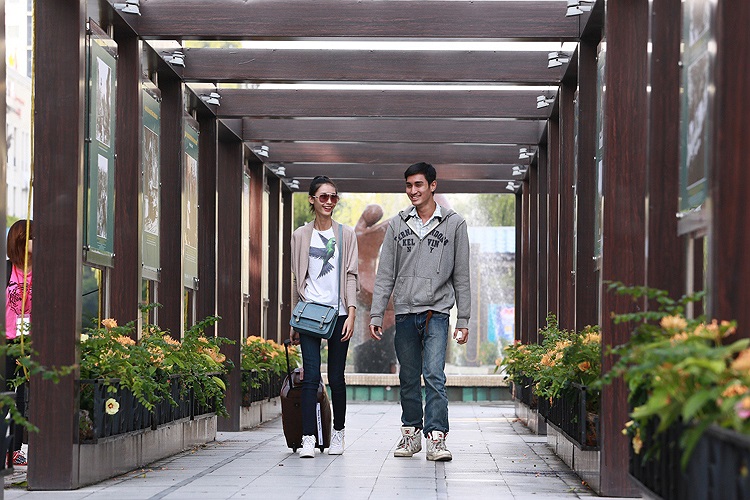 Nguyễn Hằng vui vẻ khi được bạn thân đưa đến nhà chung.