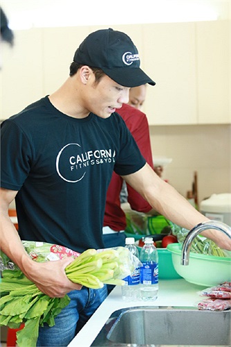 Mạnh Kiên là chàng trai đảm đang, nấu ăn cùng các thí sinh nữ.