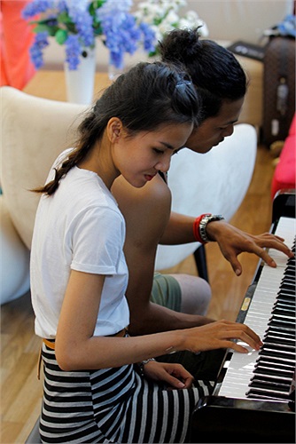 Tuấn Việt dạy đàn cho Hà Thu.