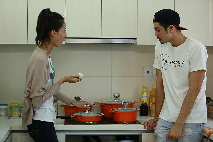 Dương Mạc Anh Quân cùng với Nguyễn Hằng trong bếp của nhà chung cả hai khá thân thiết.