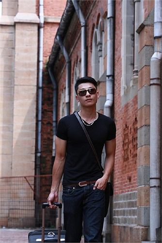 Trần Trung toát lên vẻ nam tính, mạnh mẽ.