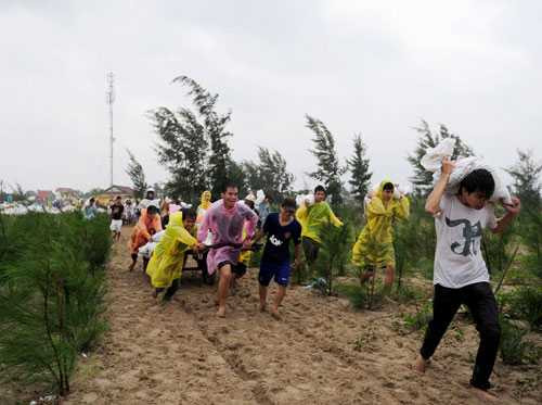 Người dân Hội An (Quảng Nam) cấp tập kè đê chắn sóng chiều 14.10 - Ảnh: Minh Hải