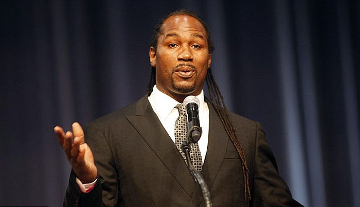 Sinh năm 1965, Lennox Lewis là một võ sĩ quyền Anh hạng nặng nổi tiếng trên toàn thế giới