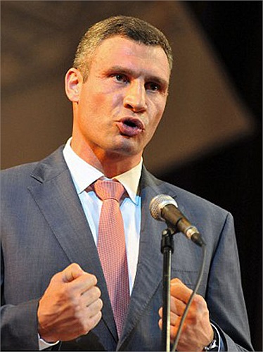 Đối thủ của Lennox Lewis sẽ là 1 trong 2 anh em nhà Klitschko 