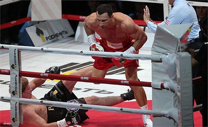 Trước đây, Lewis và người anh Vitali Klitschko đã từng so găng ở Los Angeles năm 2003. Kết quả là Lewis đã giành phần thắng