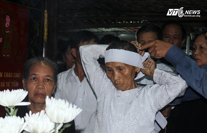 Theo phong tục truyền thông của người địa phương. 5h sáng nay, con cháu nội ngoại dòng tộc nhà Đại tướng đã cùng làm lễ phát tang.