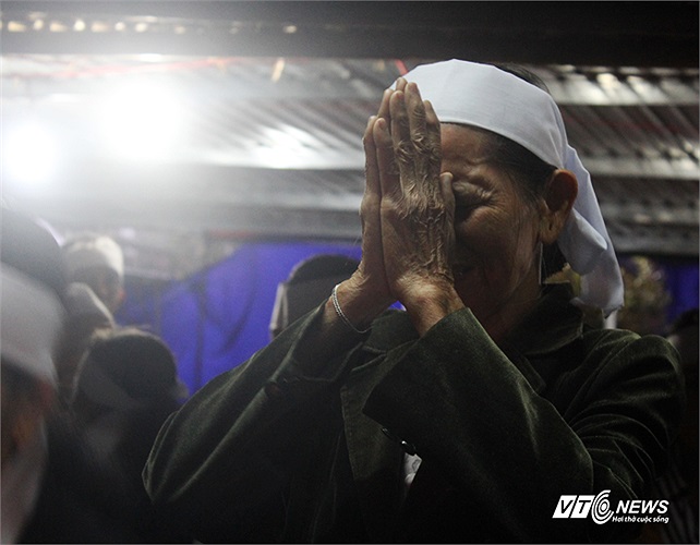 Một người trong dòng tộc gọi Đại tướng là anh, chắp tay và khóc trước linh sàng Đại tướng.