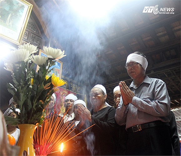 Những nén nhang đầu tiên được dâng lên linh sàng Đại tướng tại Nhà lưu niệm Đại tướng.