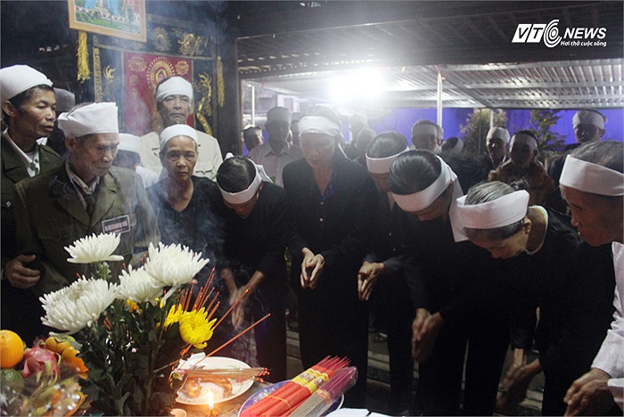 Con cháu cùng bái phục trước tượng, di ảnh và linh sàng Đại tướng.