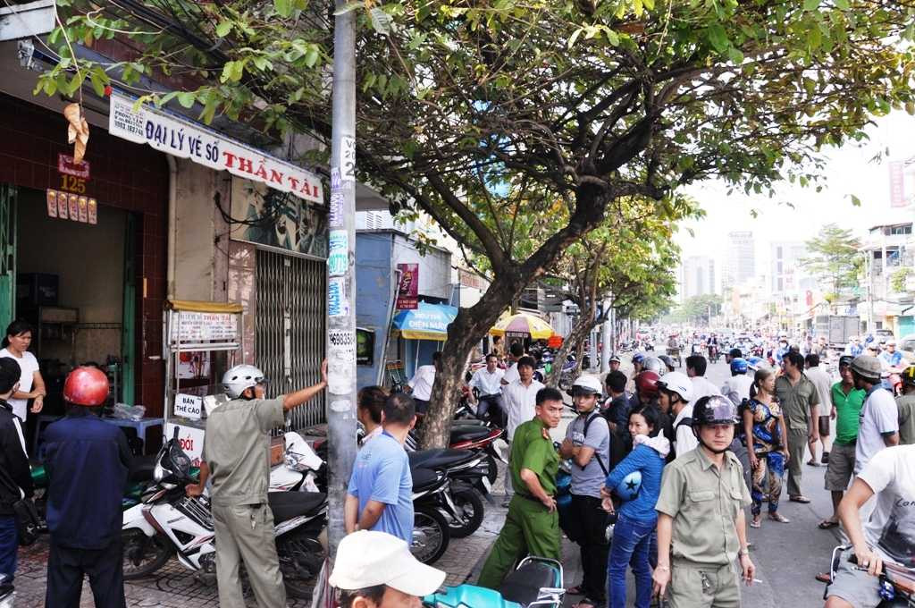 8 người bị tạt a xít gây chấn động giữa Sài Gòn