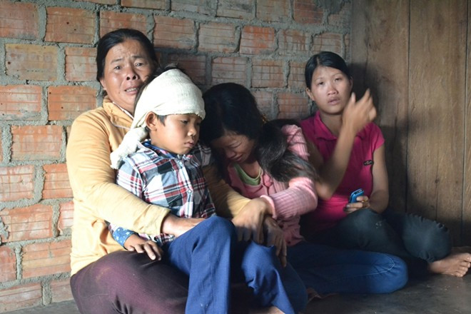  Người thân khóc thương 2 em bé xấu số.