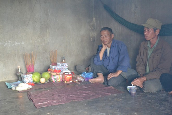 Bàn thờ 2 em được lập tạm trên nền đất.