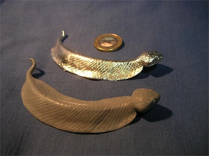 Dù sự tồn tại chưa được chứng minh, nhưng Tsuchinoko đã trở thành một biểu tượng văn hóa đại chúng, xuất hiện trong nhiều tranh ảnh, phim, tượng hay các món đồ chơi. Ảnh: Internet. 