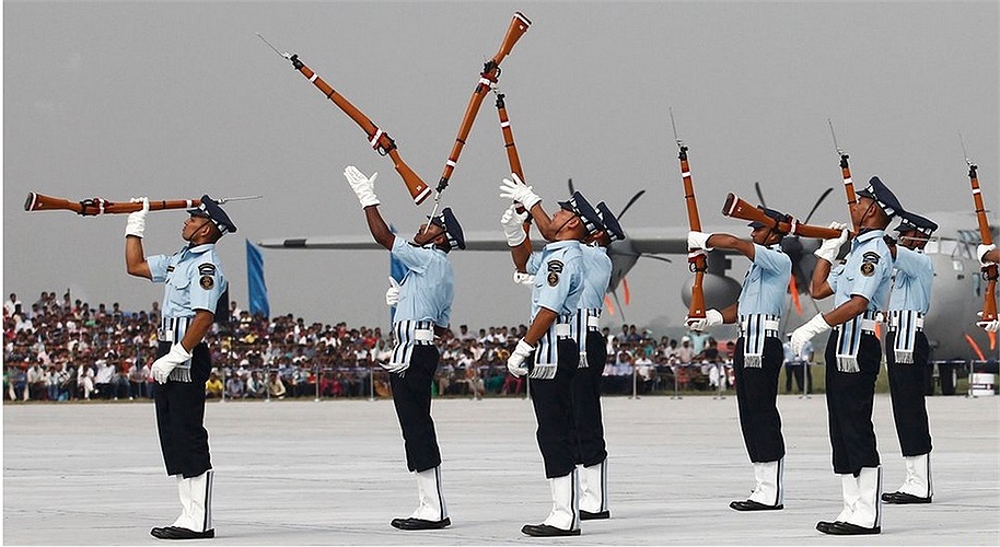 Màn trình diễn của những người lính Ấn Độ trong lễ kỷ niệm thành lập lực lượng không quân 