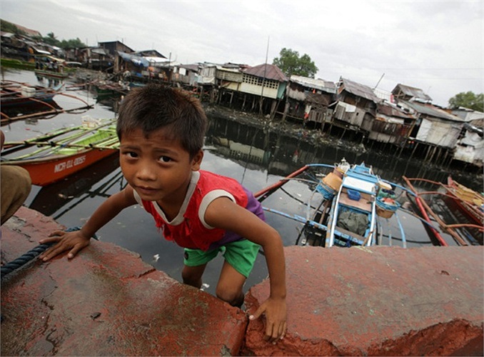 Cậu bé người Philippines ở bến tàu của thành phố Las Pinas