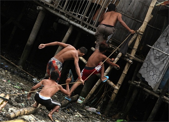 Người dân chuẩn bị đồ đạc tránh bão ở Las Pinas, phía nam Manila, Philippines