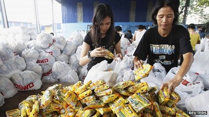 Người dân Manila chuẩn bị đồ cứu trợ cho vùng dính bão