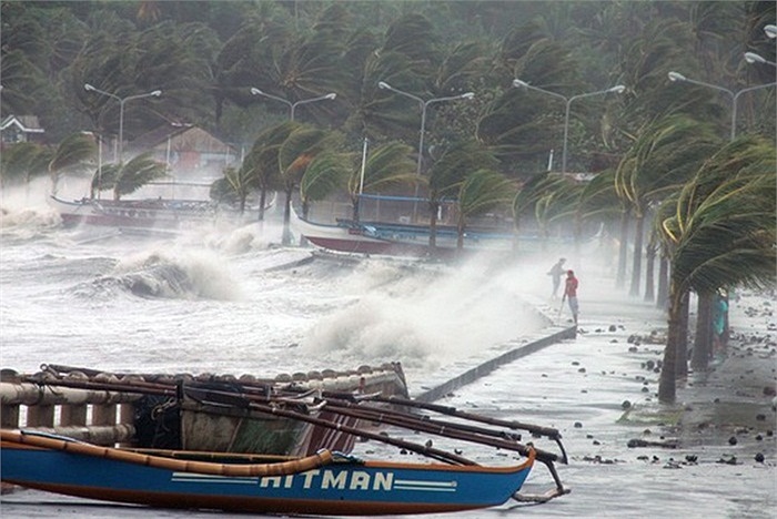Người dân đi bộ bên bờ biển khi sóng do siêu bão Haiyan đập vào tại thành phố Legaspi, tỉnh Albay, phía nam Manila