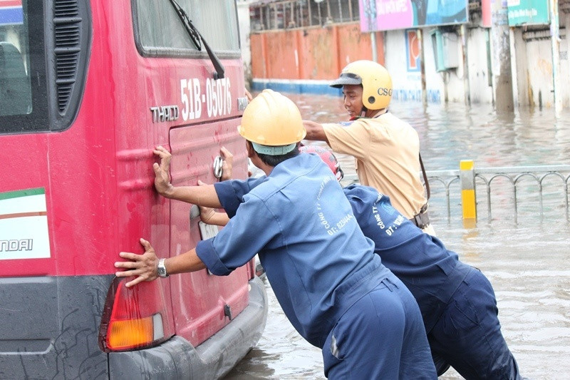 TP.HCM, ngập nước, hình ảnh đẹp, CSGT, biển nước, Kinh Dương Vương