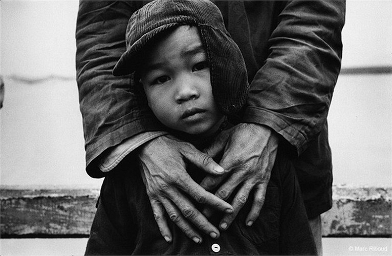 Một cậu bé trong vòng tay cha. 