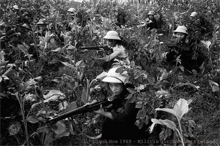 Dân quân Thanh Hóa tập luyện chiến đấu. 