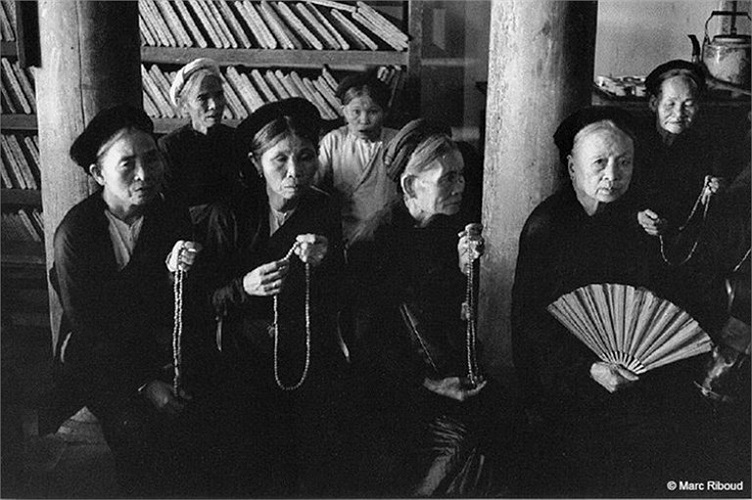 Các giáo dân cầu nguyện tại nhà thờ Phát Diệm, Ninh Bình. 