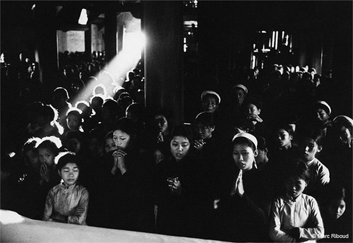 Các giáo dân cầu nguyện tại nhà thờ Phát Diệm, Ninh Bình. 