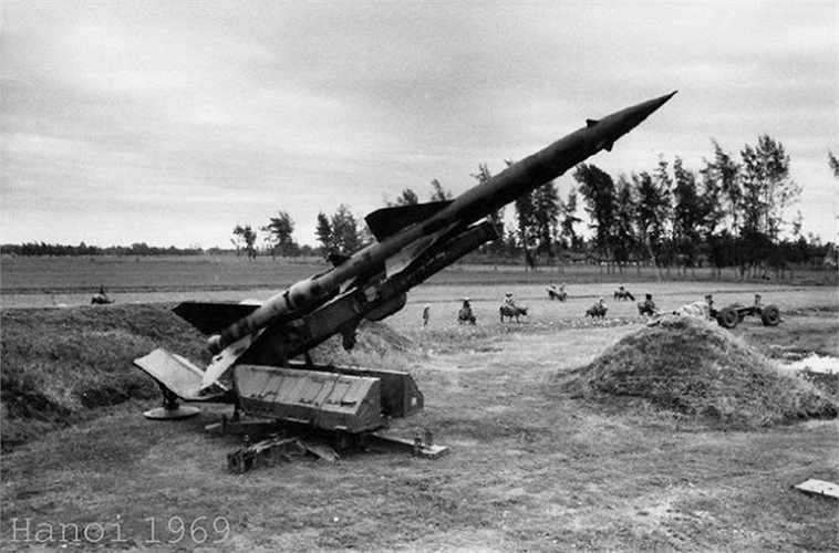 Một bệ phóng tên lửa phòng không ở ngoại ô Hà Nội. 