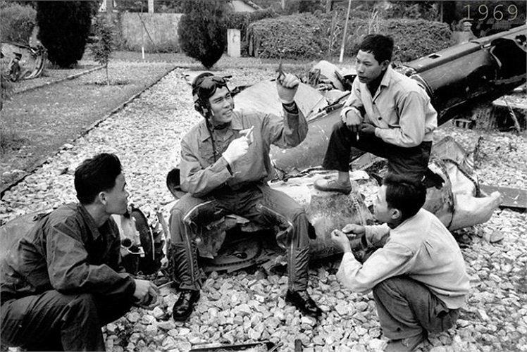 Các chiến sĩ không quân bàn kế hoạch tác chiến. 