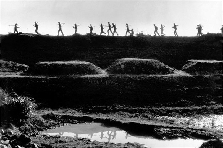 Các chiến sĩ chính quy giúp nông dân sửa chữa một đoạn đê bị bom Mỹ làm hư hại.