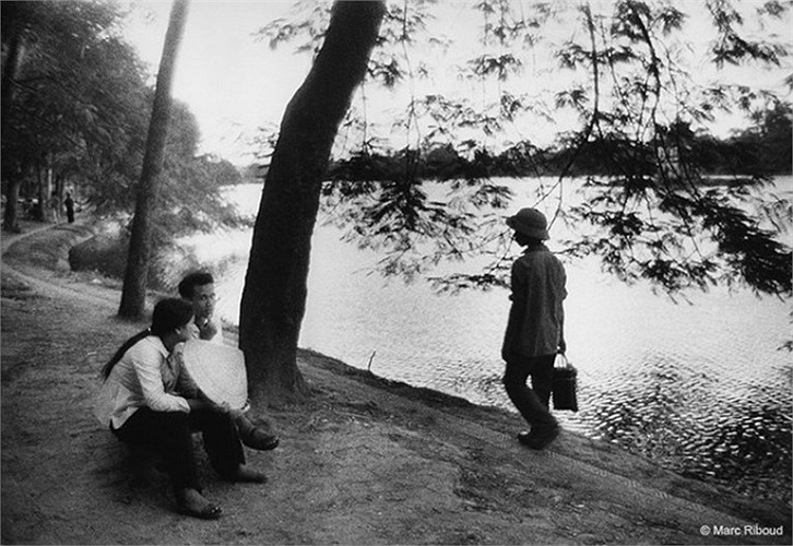 Bờ hồ Hoàn Kiếm, Hà Nội. 