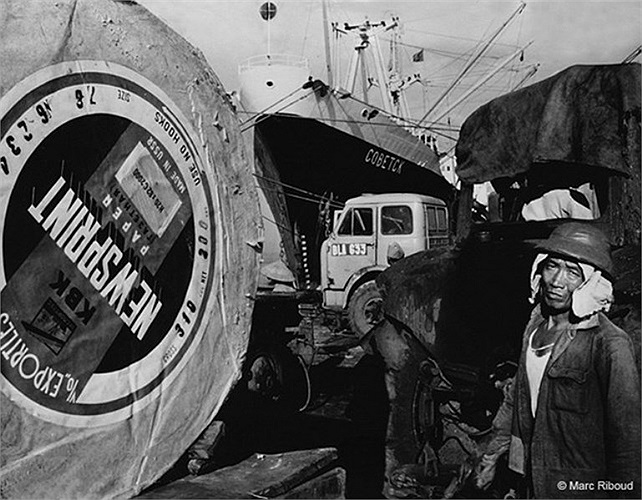 Hàng hóa từ con tàu của Liên Xô được bốc dỡ ở cảng Hải Phòng. 