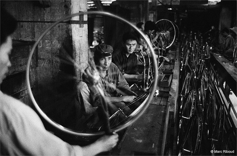 Các công nhân trong nhà máy xe đạp. 