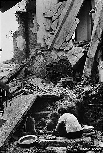 Người dân sinh hoạt bên ngôi nhà đổ nát do bom Mỹ phá hủy.