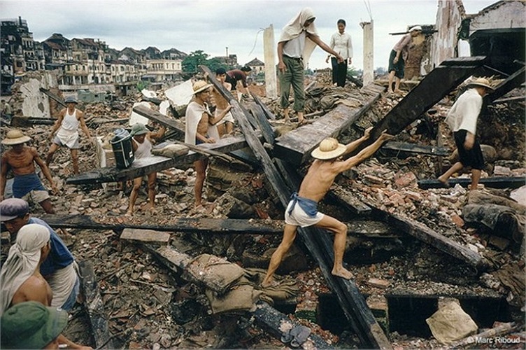 Khu Hạ Lý, Hải Phòng sau một trận ném bom. 