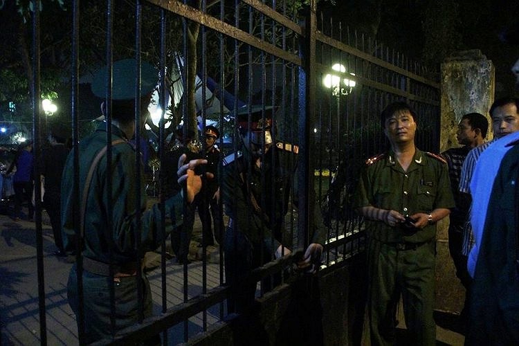 21h30 ngày 10/10, cánh cửa căn nhà số 30 Hoàng Diệu, Hà Nội khép lại, kết thúc 5 ngày đón khách vào viếng Đại tướng.