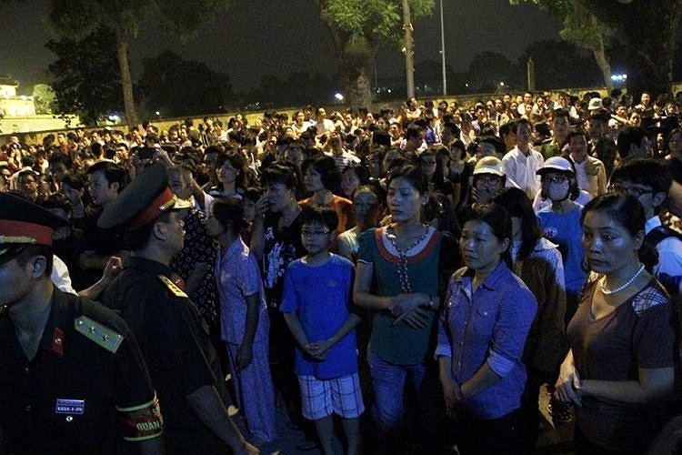 Hàng ngàn người dân đã tụ về cửa ngôi nhà...