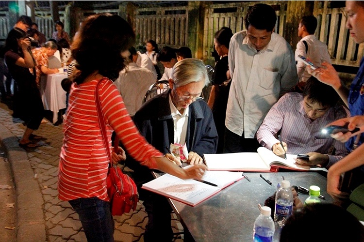 Cho đến khi hết giờ thăm viếng, người dân vẫn nán lại viết lưu bút, bảy tỏ niềm tiếc thương vộ hạn đối với vị Đại tướng của nhân dân.