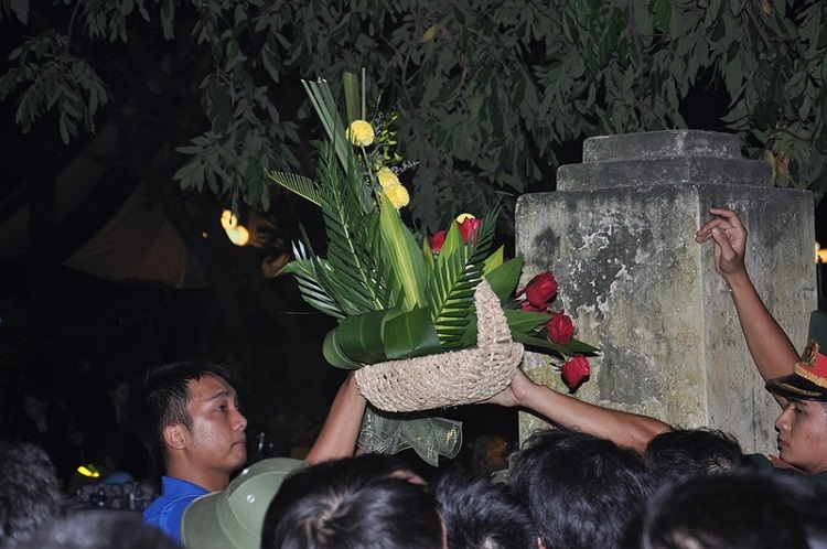 Hoa được các chiến sỹ nhận và đưa vào trong sau khi cánh cổng đón tiếp khép lại.