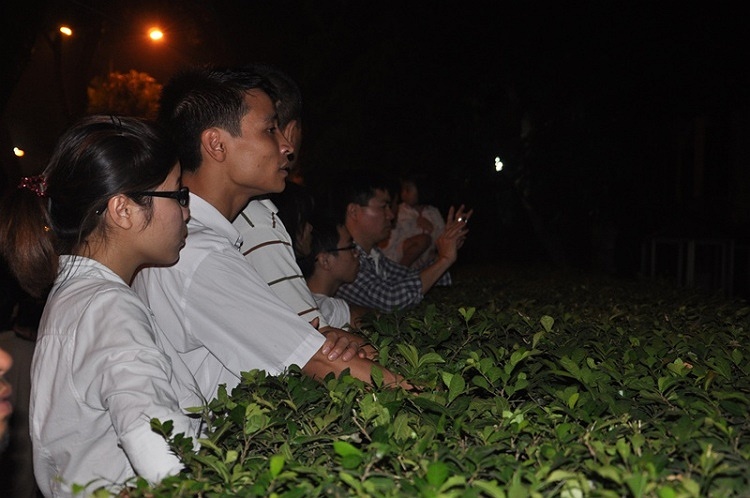 Người dân đứng ngoài hàng rào hướng về Đại tướng.