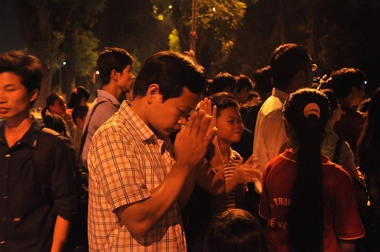 Đêm khuya, nhiều người vẫn chắp tay nguyện cầu...