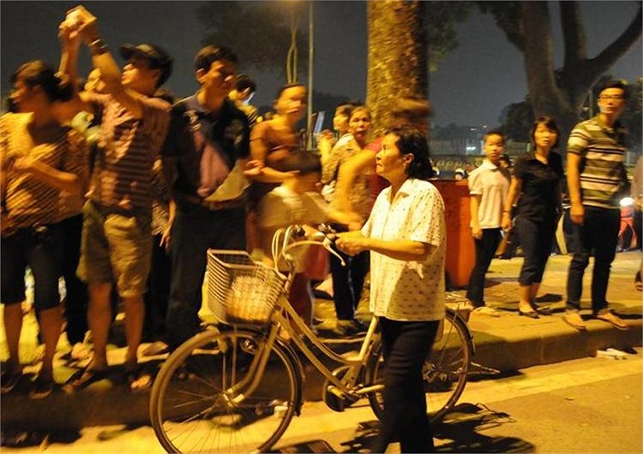 Bà Mai Thị Liên ( ở Mễ Trì) cảm thấy mình là số ít những người may mắn cuối cùng được vào viếng Đại tướng.