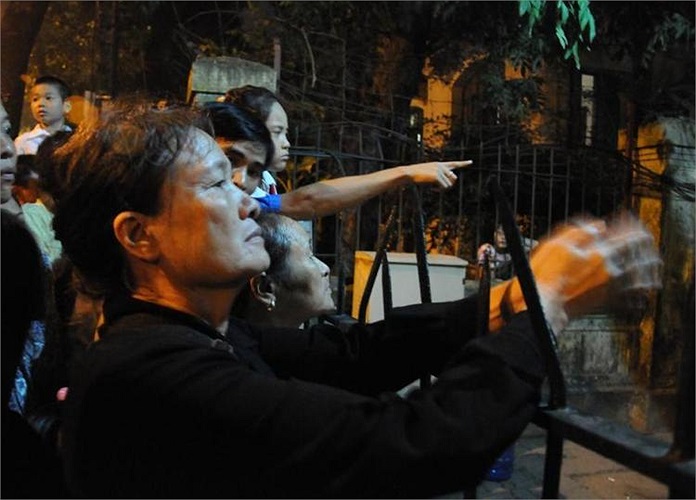 Trong khi đó, bà Vũ Thị Đãi (65 tuổi, quê ở Hưng Hà, Thái Bình) đã không đến kịp, đành đứng ngoài vái vọng Đại tướng.