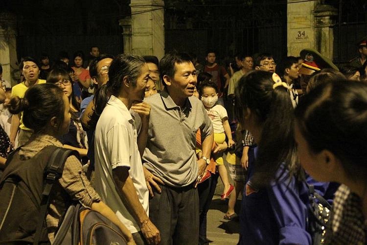 Người dân thắc mắc với sinh viên tình nguyện về giờ đóng cửa tiễn khách...