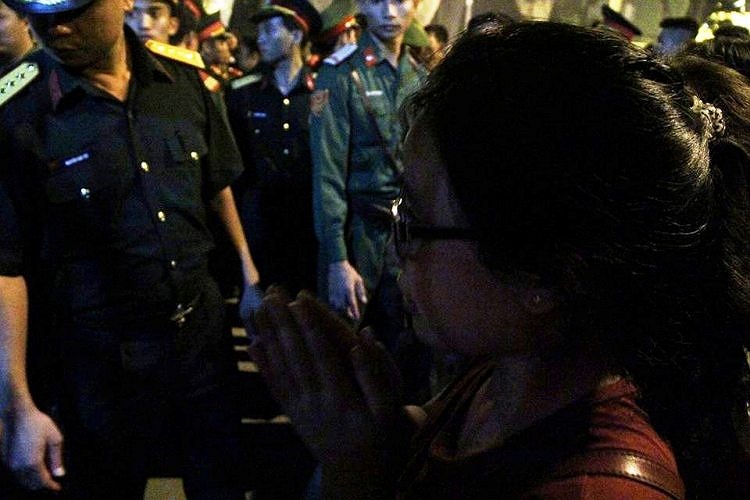 Một người dân cầu nguyện trước cổng nhà Đại tướng.