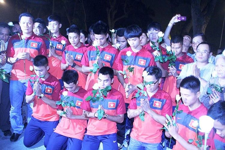 Đội tuyển U19 Việt Nam cũng viếng Đại tướng ngoài cổng sắt.