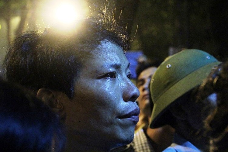 Người đàn ông lặng thinh, mắt ứa lệ hướng về nhà Đại tướng...